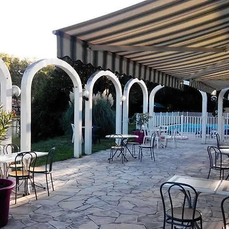 纳图拉酒店 2* Aire-sur-lʼAdour